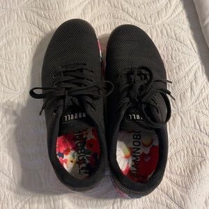 No bull women’s training shoes. 9.5 EXCELLENT COND